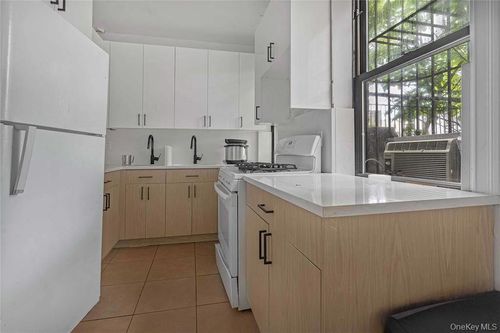 422 Bedford Ave, Brooklyn, NY, 11249-6038 | Card Image