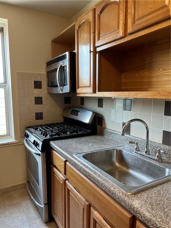 APT-3H - 300 N Broadway, Home with 2 bedrooms, 1 bathrooms and null parking in Yonkers NY | Image 7