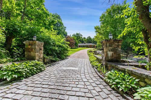 736 Croton Lake Rd, Mount Kisco, NY, 10549-4235 | Card Image
