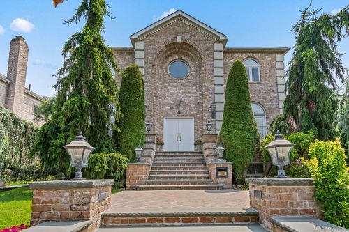 6 Summit Pl, Malba, NY, 11357-1047 | Card Image