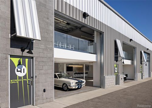 40-40 Straightaway Dr, Pontiac, MI, 48341-2795 | Card Image