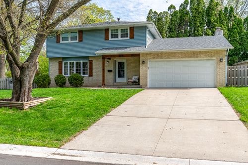 2376 Kingsway Dr, Bettendorf, IA, 52722-2162 | Card Image