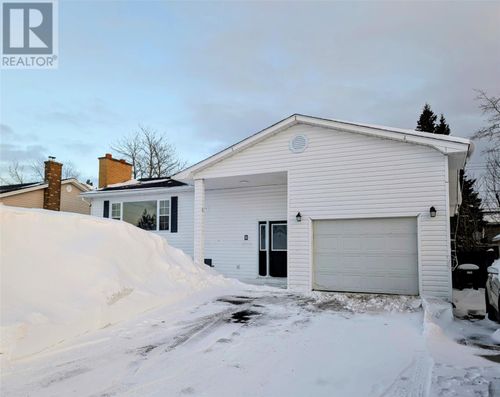8 Gordon St, Gander, NL, A1V1Z9 | Card Image
