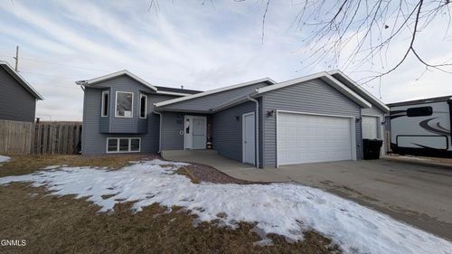 65 Mcginnis Way, Lincoln, ND, 58504-9302 | Card Image