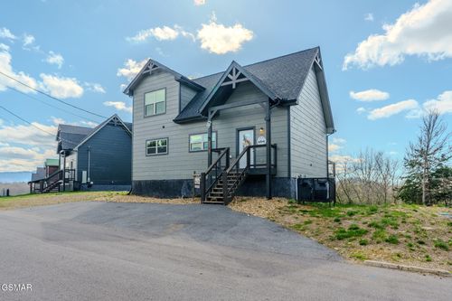 2053 Eagle Feather Dr, Sevierville, TN, 37876-0687 | Card Image