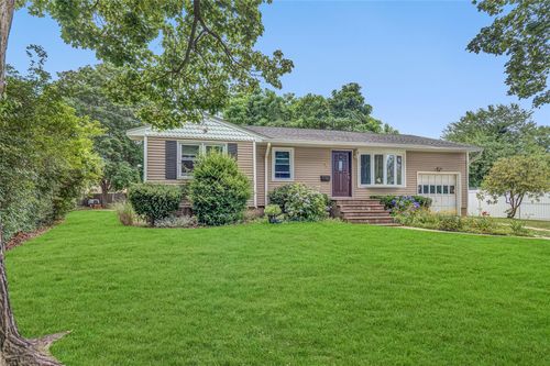 35 Anna St, Bay Shore, NY, 11706-6901 | Card Image