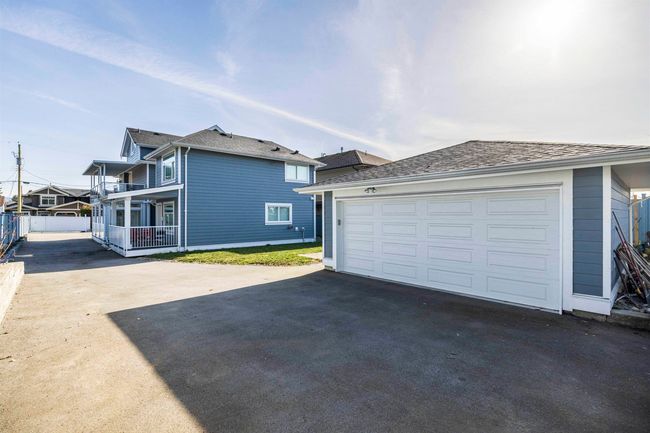 Detached garage with fence | Image 25