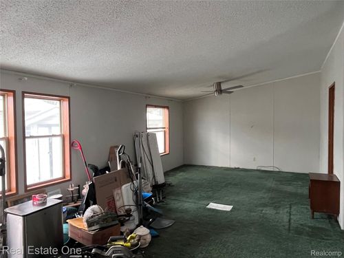 211 Lakeshore Cir, Oxford, MI, 48371-5237 | Card Image