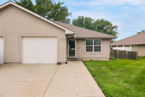 612 Mckenna, Louisburg, KS, 66053-6400 | Card Image
