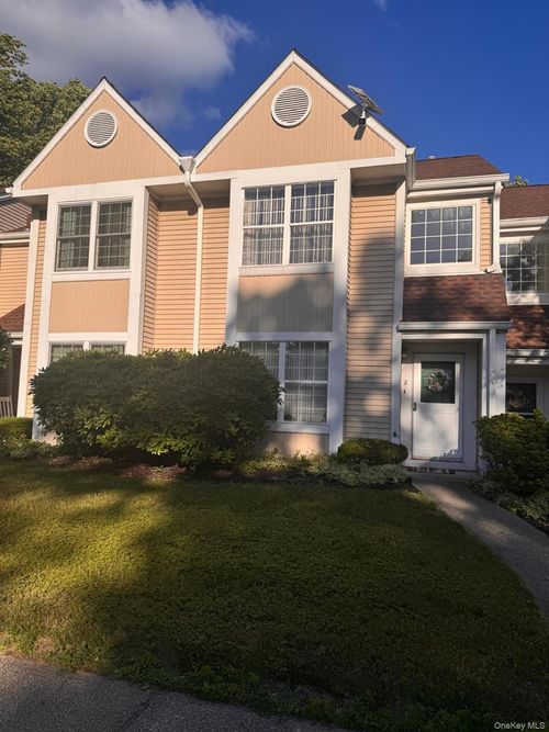 8 Creekside Cir, Spring Valley, NY, 10977-3954 | Card Image