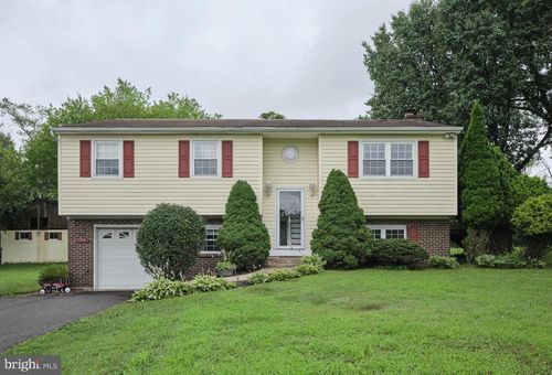 1945 Sweetbriar Rd, OTTSVILLE, PA, 18942-9552 | Card Image