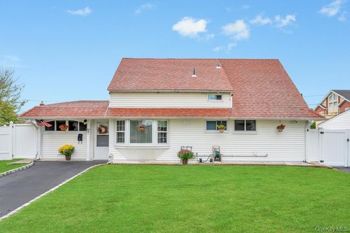 46 Hardy Ln, Westbury, NY, 11590-6512 | Card Image