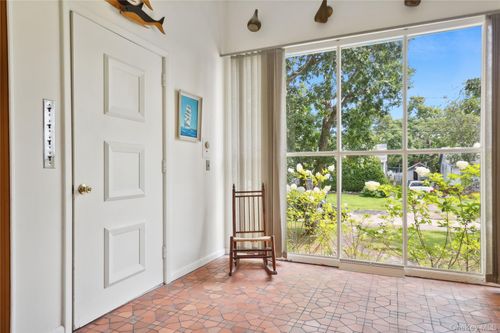 33 Beach Rd, Laurel, NY, 11948-2002 | Card Image