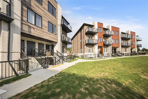 25-10 S Creek Dr, Kitchener, ON, N2R0B3 | Card Image