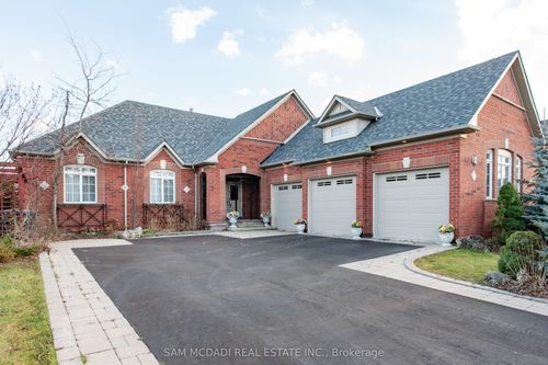 50 Links Lane, Brampton, ON, L6Y5H1 | Card Image