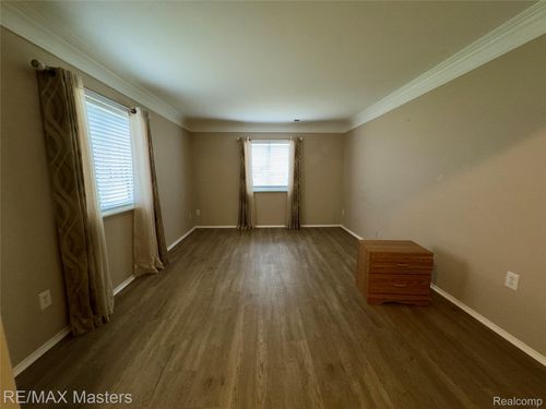 20037 Village Green Ct, Brownstown Twp, MI, 48183-5042 | Card Image