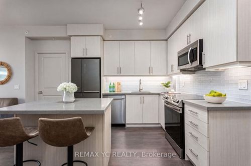 1012-75 Oneida Cres, Richmond Hill, ON, L4B0H3 | Card Image