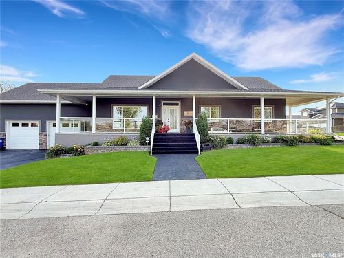 702 Cooper Dr, House with 4 bedrooms, 3 bathrooms and 5 parking in Swift Current SK | Card Image