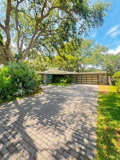 9 Southwind Dr, BELLEAIR BLUFFS, FL, 33770-2043 | Card Image