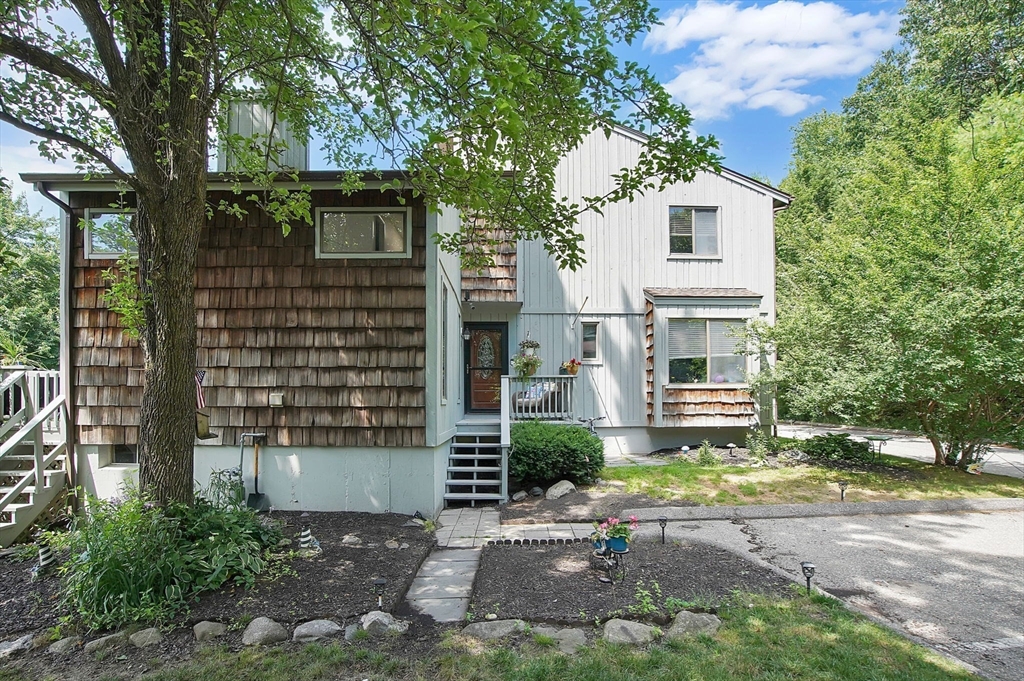 Meadowbrook Ln, Palmer, MA 01069