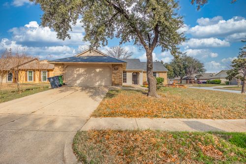 2423 Overbrook Dr, Arlington, TX, 76014-2733 | Card Image