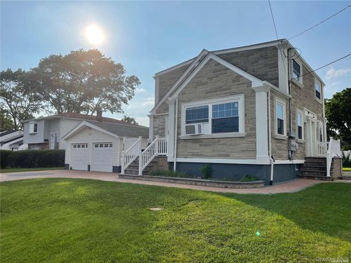 918 10th St, West Babylon, NY, 11704-3814 | Card Image