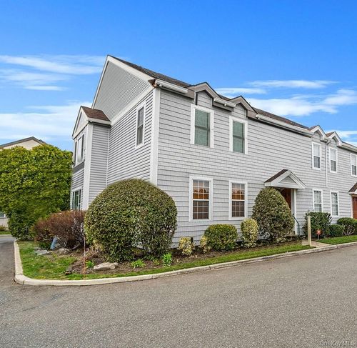 12-12 Greenmeadow Dr, Babylon, NY, 11702-2300 | Card Image