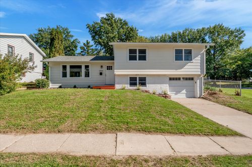 3303 S Hampton Dr, Bettendorf, IA, 52722-2649 | Card Image