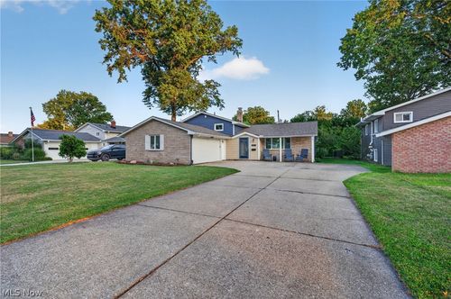 25077 Deerfield Dr, North Olmsted, OH, 44070-1237 | Card Image