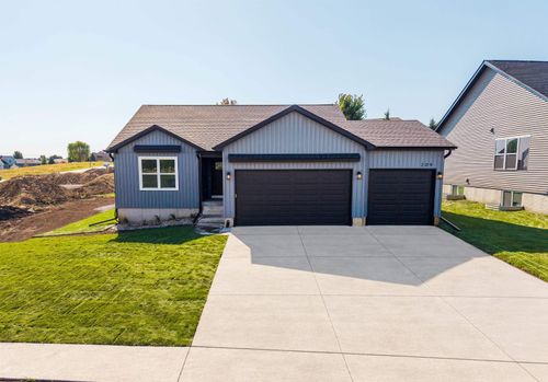 209 Riverbend Rd, Waverly, IA, 50677-4410 | Card Image