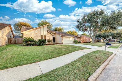 2543 Sage Brush Lane, House other with 3 bedrooms, 2 bathrooms and null parking in Sugar Land TX | Image 3