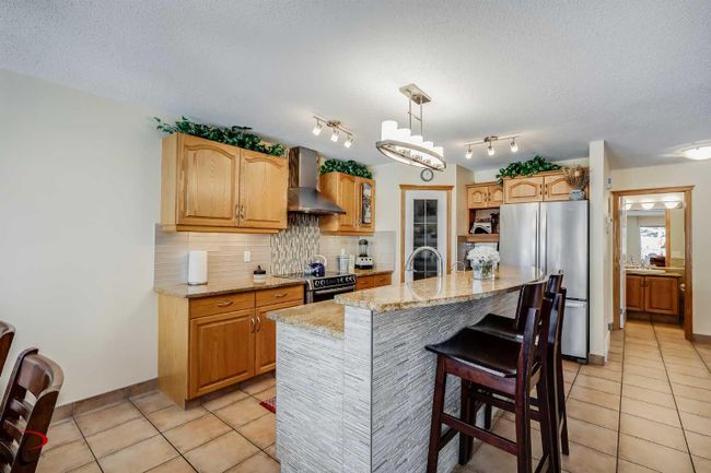 77 Rockbluff Place Nw, Home with 4 bedrooms, 3 bathrooms and 6 parking in Calgary AB | Image 8