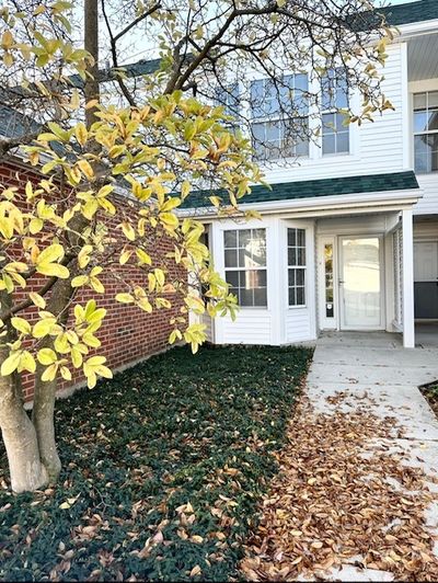 104 Lauralton Street, Townhouse with 3 bedrooms, 2 bathrooms and 2 parking in Lake Bluff IL | Image 2