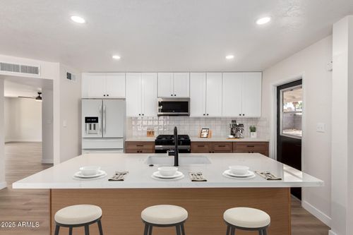 3021 W Angela Dr, Phoenix, AZ, 85053-1915 | Card Image