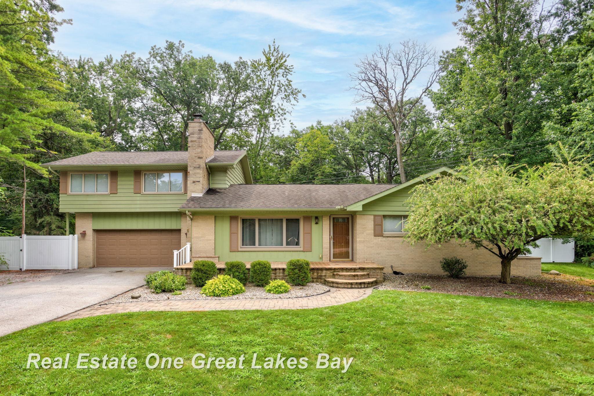 Crestwood Ct, Bay City, MI 48706