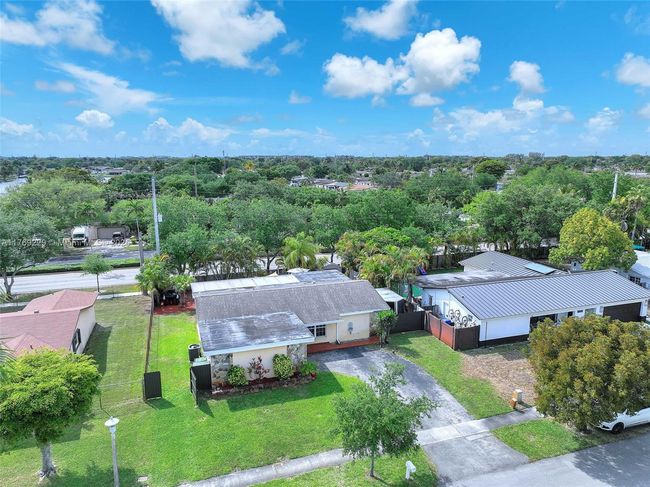 700 Nw 88 Th Ter, House other with 3 bedrooms, 2 bathrooms and null parking in Pembroke Pines FL | Image 43