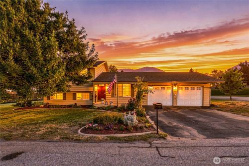 107 Oak St, Cashmere, WA, 98815-1110 | Card Image