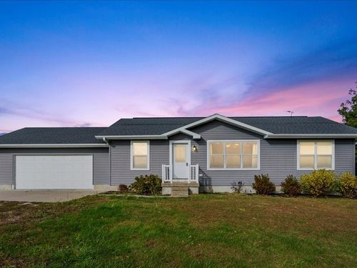 2207 231st St, Muscatine, IA, 52761-9504 | Card Image