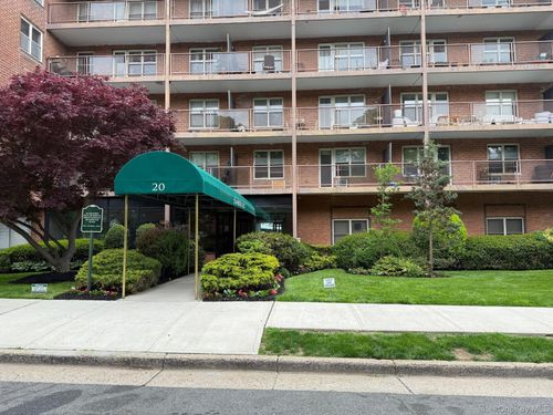 18a-20 Wendell St, Hempstead, NY, 11550-1209 | Card Image