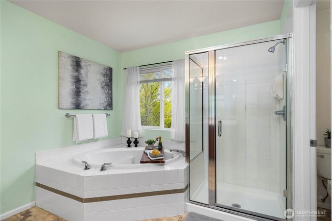 Primary ensuite w/ large walk-in closet | Image 24