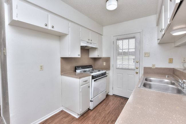 unit B Kitchen | Image 32
