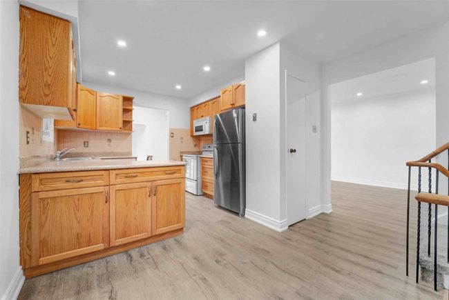 404 Hansen Rd N, House attached with 4 bedrooms, 4 bathrooms and 4 parking in Brampton ON | Image 5