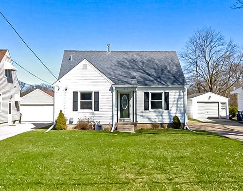 1937 W 7th St, Waterloo, IA, 50702-3352 | Card Image