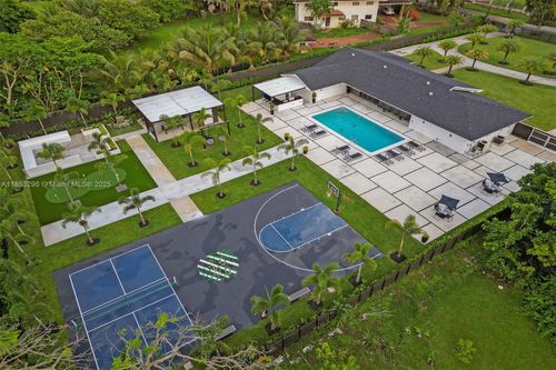 245 Ne 156th St, Miami, FL, 33162-5029 | Card Image
