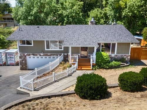 689 Sherwood Dr, Sutherlin, OR, 97479-9645 | Card Image