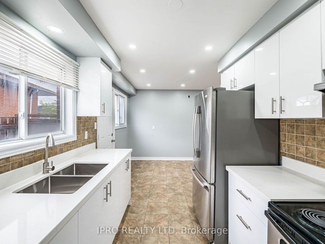 7458 Catalpa Rd, House attached with 6 bedrooms, 3 bathrooms and 4 parking in Mississauga ON | Image 7