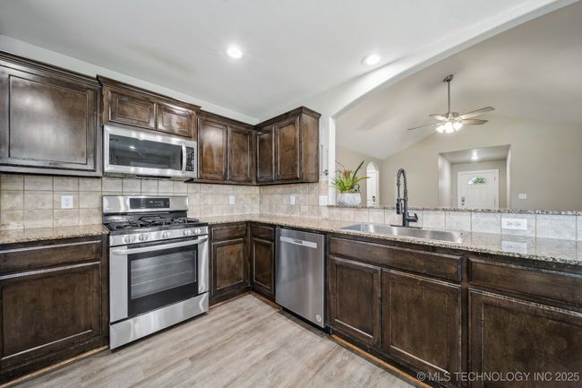 11001 117 Th East Pl, House other with 3 bedrooms, 2 bathrooms and null parking in Owasso OK | Image 11