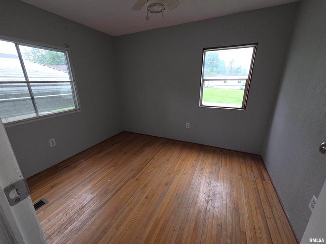 201 E 3 Rd St, Home with 3 bedrooms, 2 bathrooms and 2 parking in Christopher IL | Image 13
