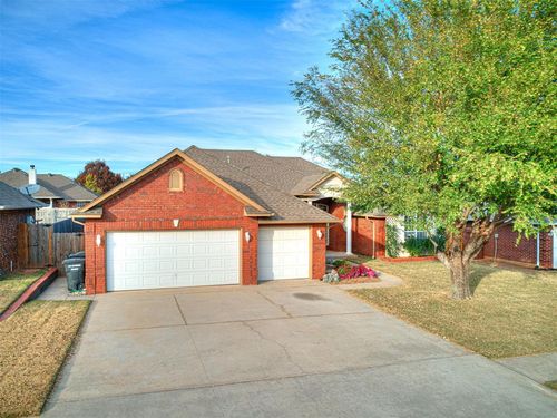 1809 Parkway Dr, Moore, OK, 73160-8134 | Card Image