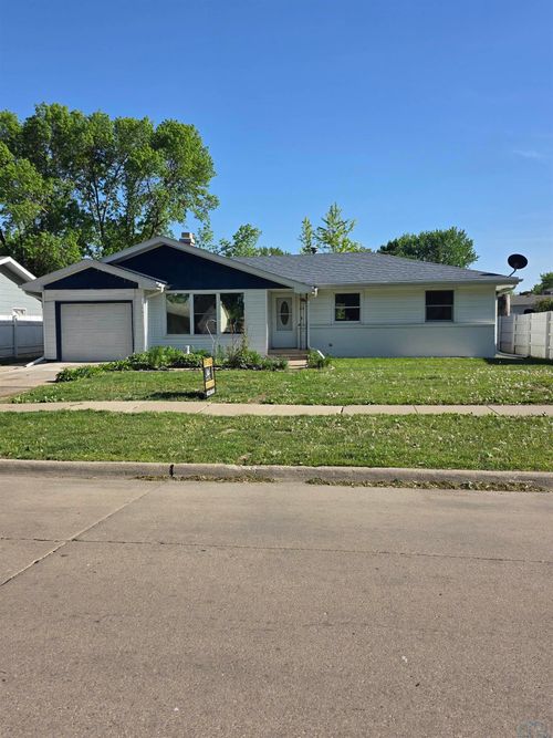 608 E 18th St, South Sioux City, NE, 68776-2814 | Card Image